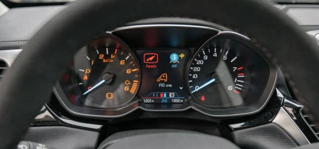 Comprendre les codes couleur et symboles du tableau de bord Peugeot 208